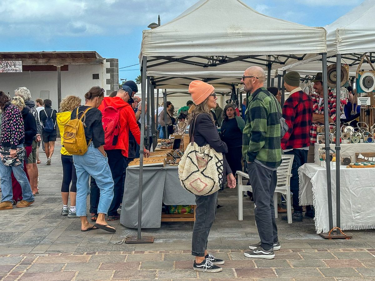 Besucher des Handwerkermarkts