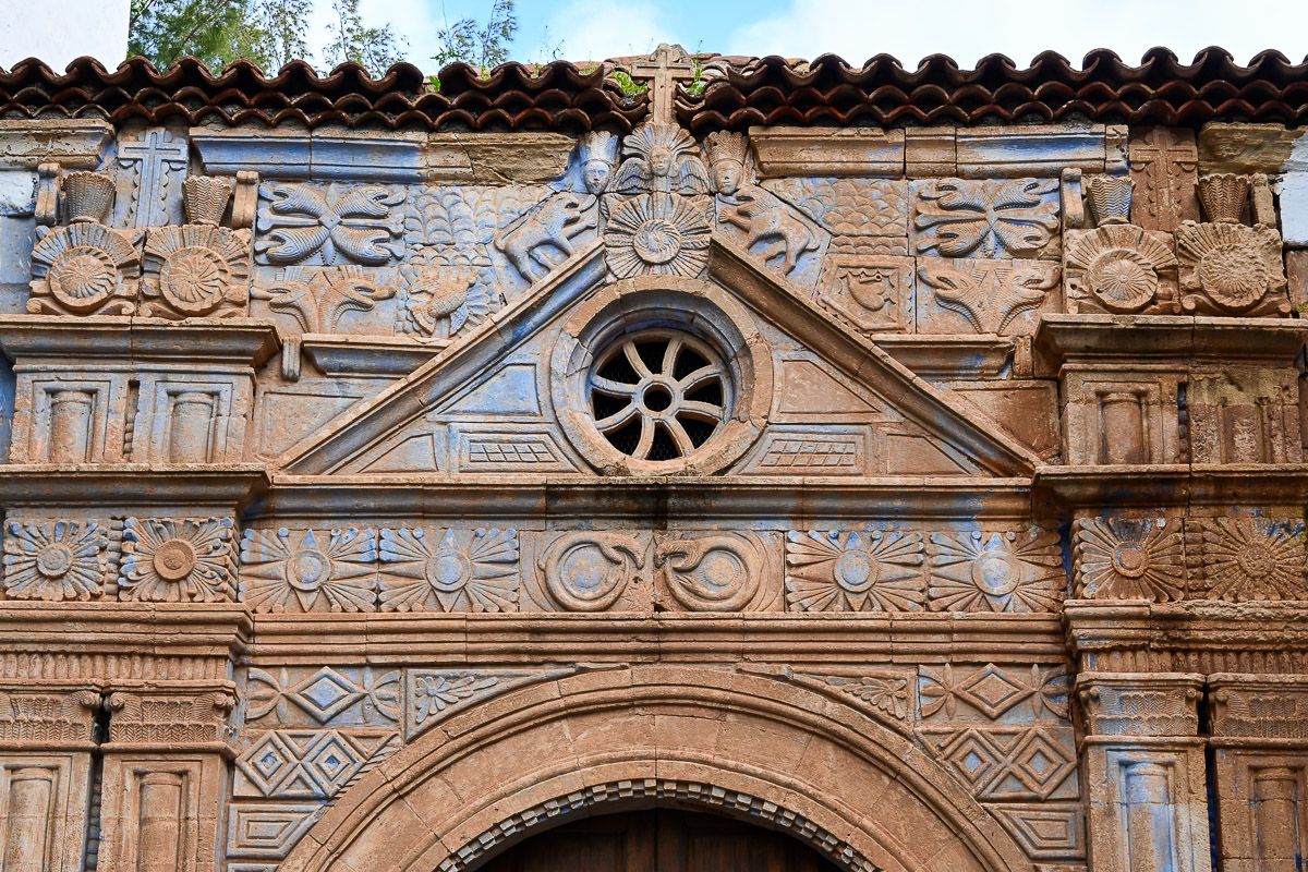 Portal einer Kirche mit Motiven aus der Neuen Welt