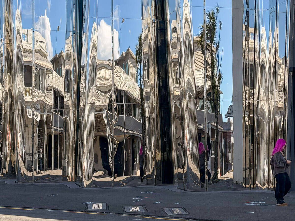Neuseeland: Reisetipps für Mount Taranaki und New Plymouth 22 Edelstahlfassade eines Museums, in der sich die gegenüberliegenden Häuser aus der Pionierzeit spiegeln