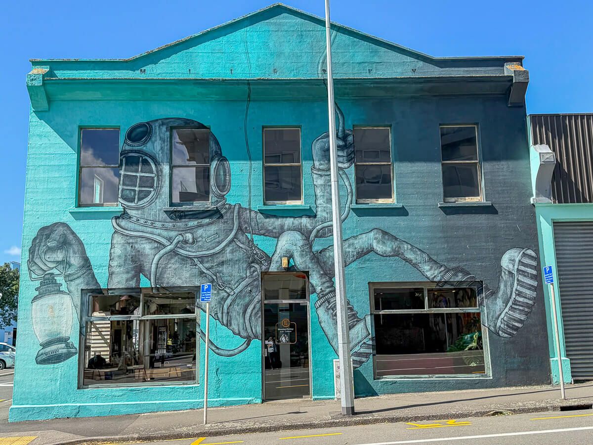 Neuseeland: Reisetipps für Mount Taranaki und New Plymouth 26 Mural eines schwebenden Astronauten, das eine ganze Häuserfront einnimmt.