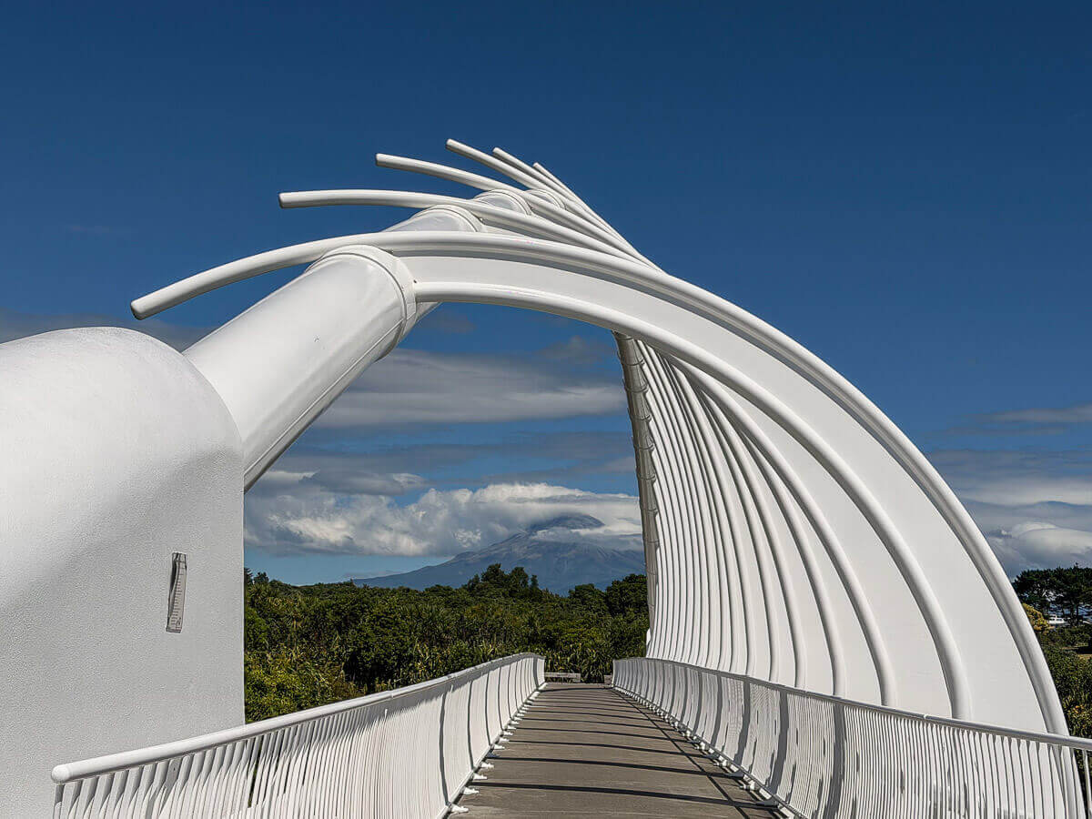 Neuseeland: Reisetipps für Mount Taranaki und New Plymouth 14 Weiße Brücke in Form eines Walskeletts mit Blick auf den Gipfel des Taranaki