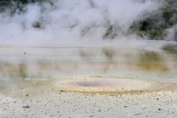 Dämpfe über einem kleinen fluoreszierenden Pool