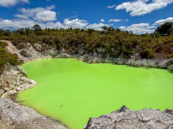 giftgrüner Pool im Thermalgebiet