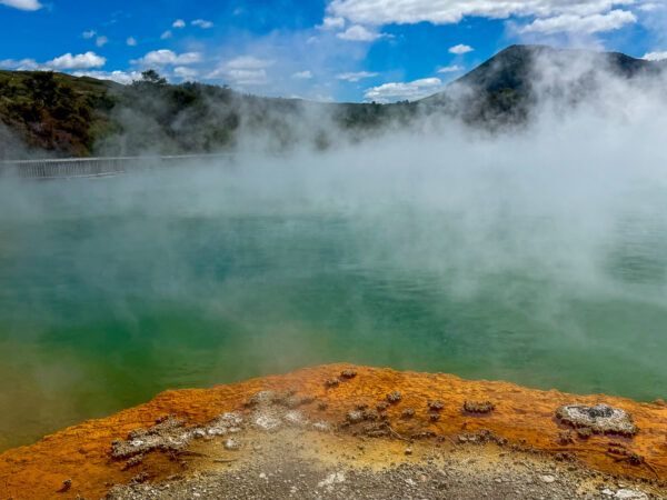 Champagne Pool in Wai-o-Tapu: Das Ufer des Pools erstrahlt  orange, das Wasser knallgrün