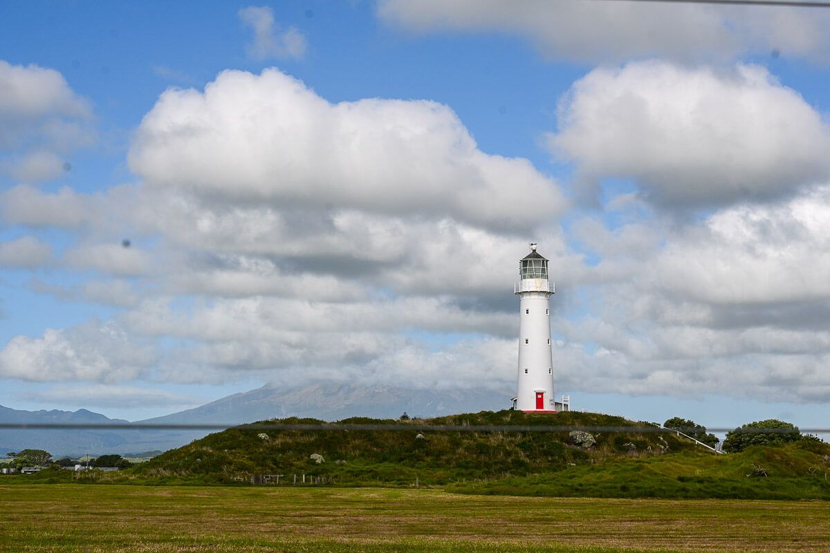 Neuseeland: Reisetipps für Mount Taranaki und New Plymouth 39 Weißer Leuchtturm auf einem Hügel