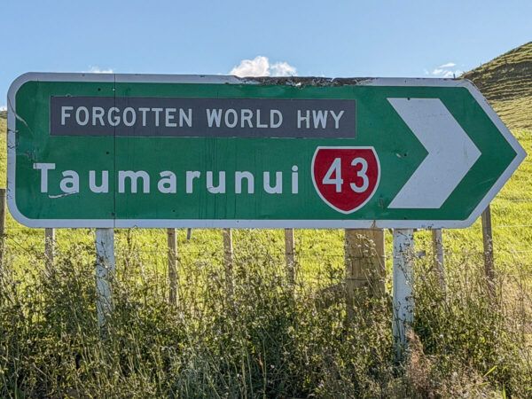 Vulkane, Küsten, coole Städte: Roadtrip Neuseeland Nordinsel 3 Wochen 45 Schild mit dem Hinweis auf den Forgotten World Highway