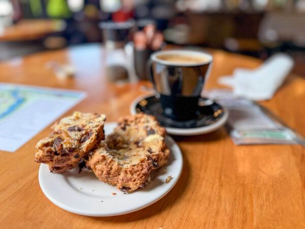 Forgotten World Highway – ein Roadtrip durch ein Stück Good Old New Zealand 16 Scones und Kaffee im Pub