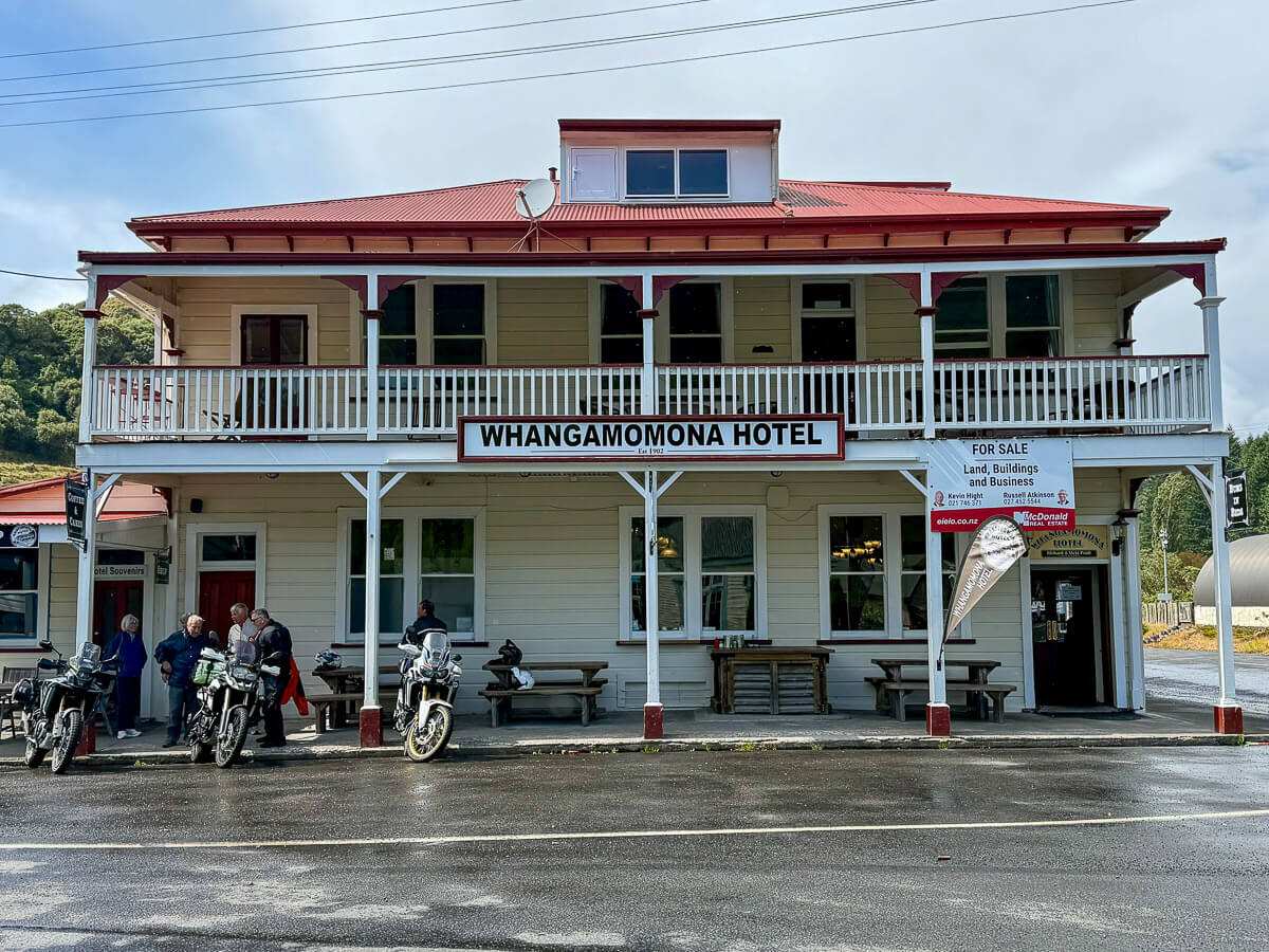 Vulkane, Küsten, coole Städte: Roadtrip Neuseeland Nordinsel 3 Wochen 48 Historisches Hotel am Forgotten World Highway