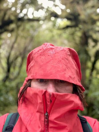 Neuseeland: Reisetipps für Mount Taranaki und New Plymouth 32 Die Autorin mit orangefarbener Regenjacke