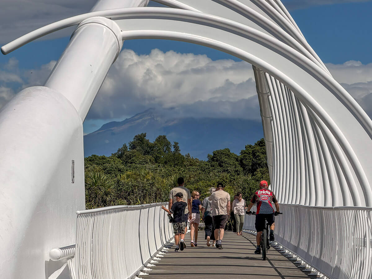 Neuseeland: Reisetipps für Mount Taranaki und New Plymouth 17 Weiße Brücke in Form eines Walskeletts mit Fußgängern und Radlern