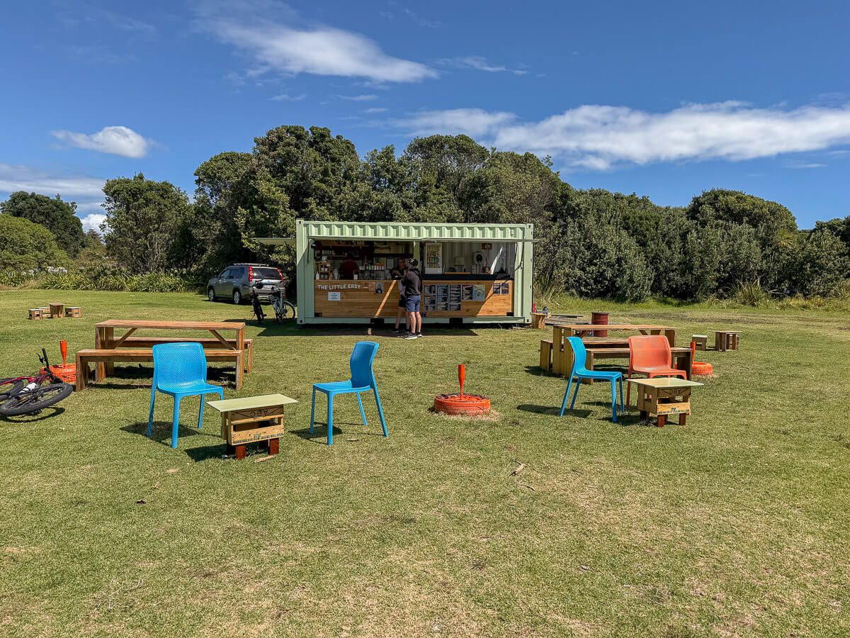 Neuseeland: Reisetipps für Mount Taranaki und New Plymouth 16 Coffee Truck auf einer Wiese mit bunten Möbeln