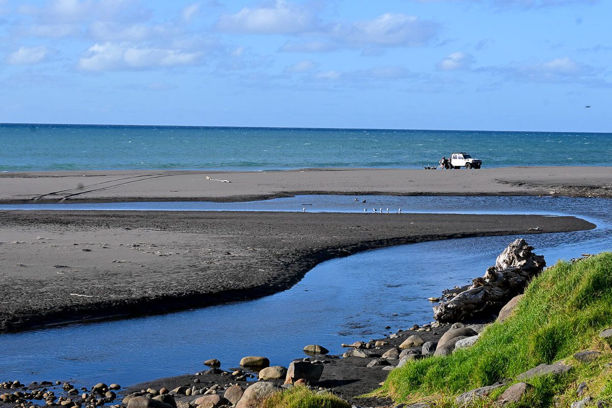 Neuseeland: Reisetipps für Mount Taranaki und New Plymouth 18 Schwarzer Strand am Ende des Coastal Walk Way