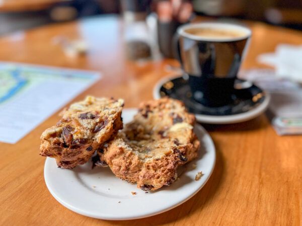 Frisch gebackene Scones im Whangamōmona Hotel