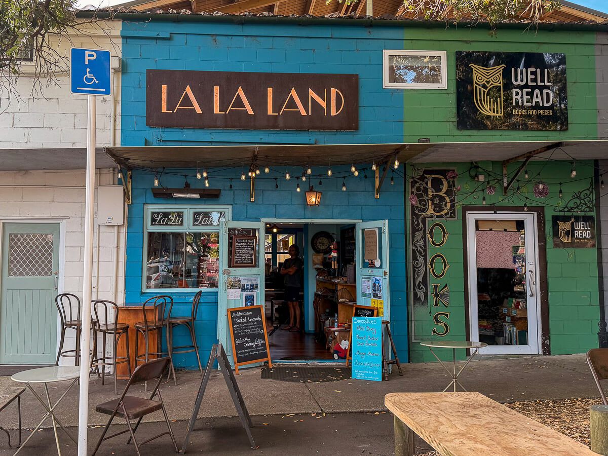 Bunte kleine Lokale in Raglan