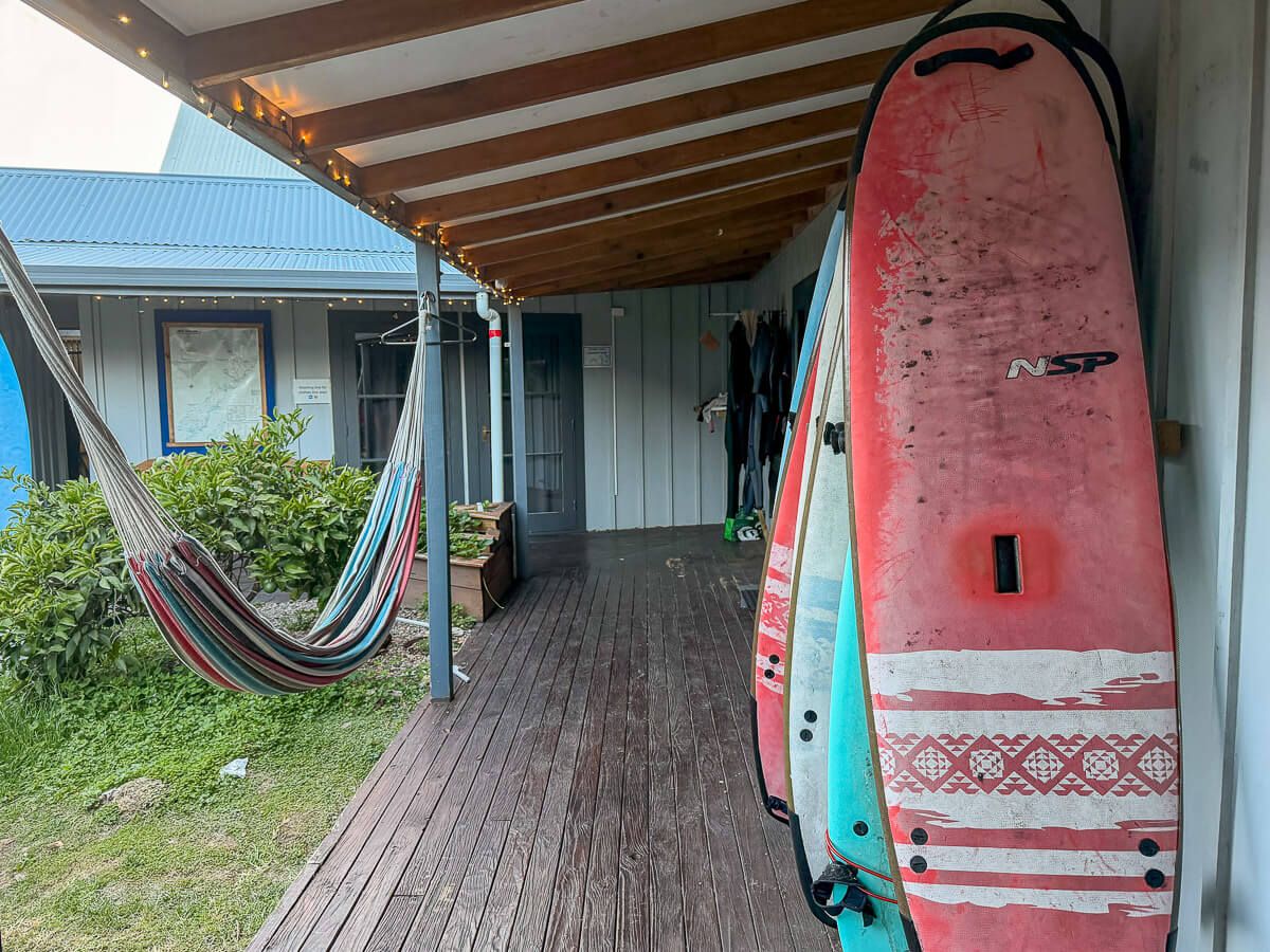 Hostel in Raglan mit Hängematte und Surfbrettern