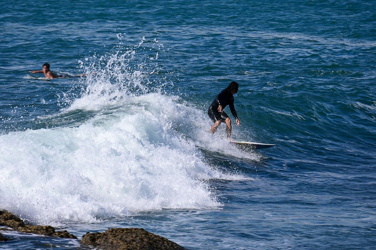 Surfer in Manu Bay bei Raglan