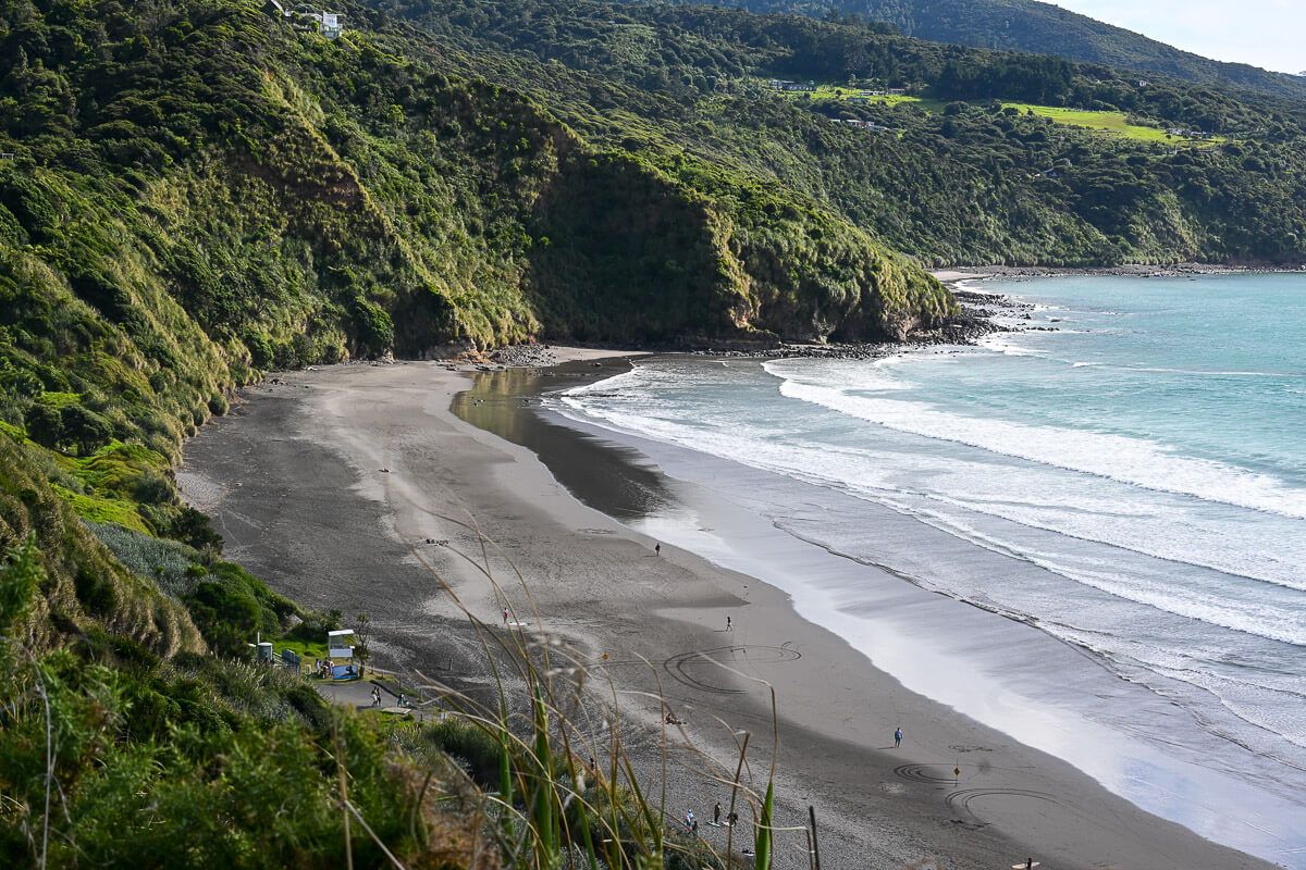 Der lange schwarze Ngarunui Beach von oben