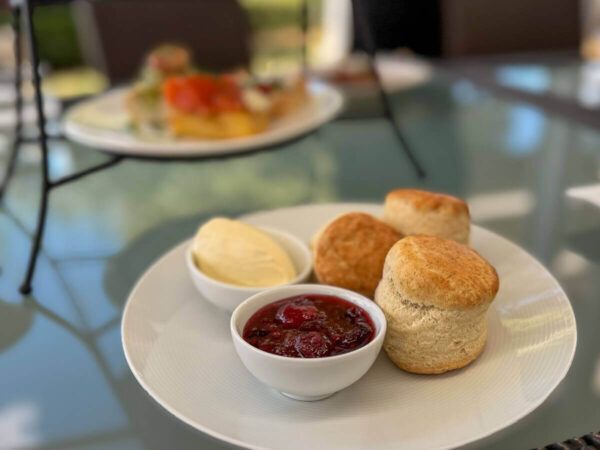 Scones mit Sahne und Konfitüre 