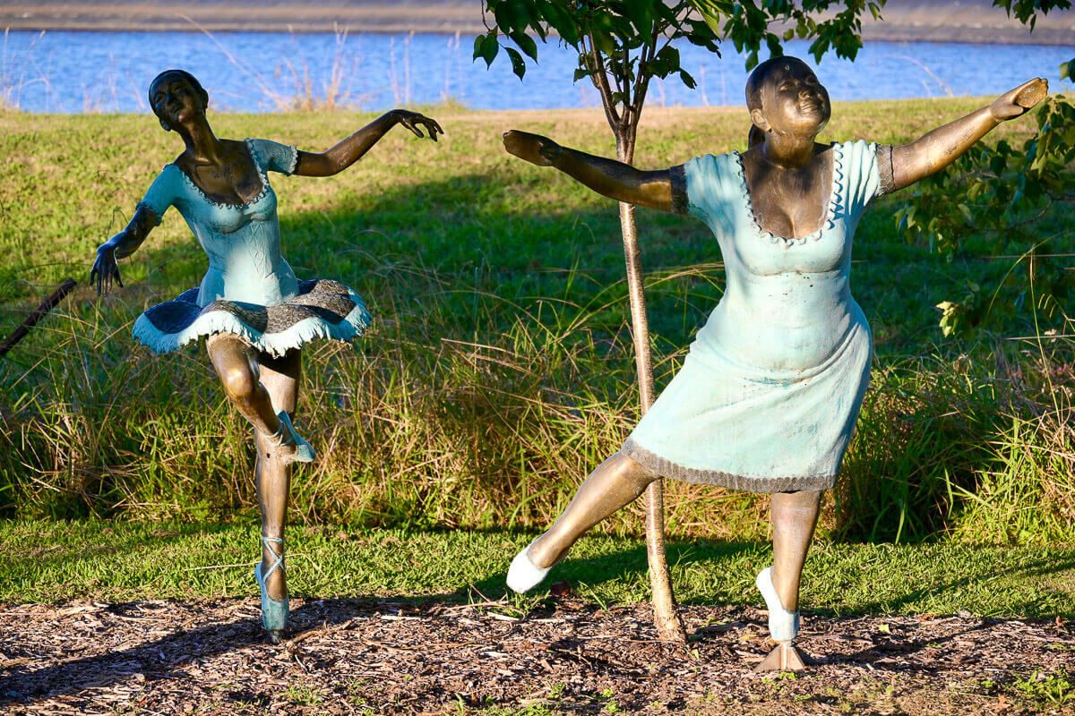 Skulpturen von zwei feiernden Frauen