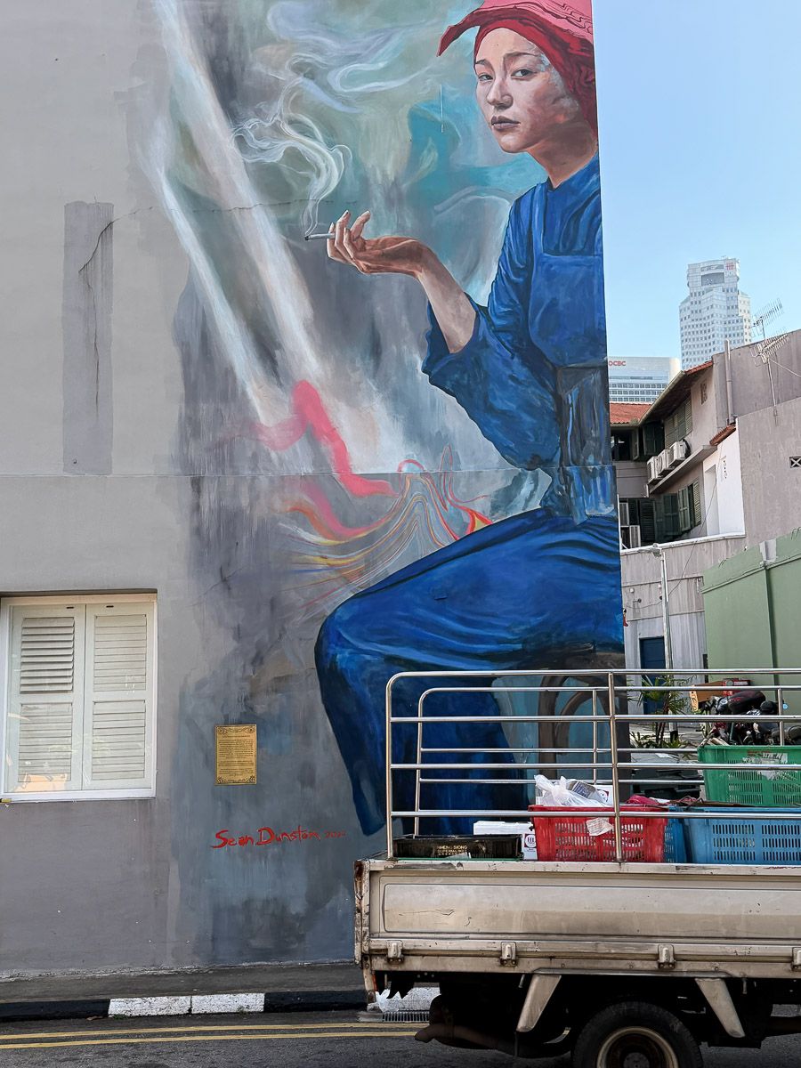 Städtetrip Singapur: Sehenswürdigkeiten und 7 spannende Stadtviertel 6 Mural, das eine Raucherin in den Anfängen Singapurs zeigt