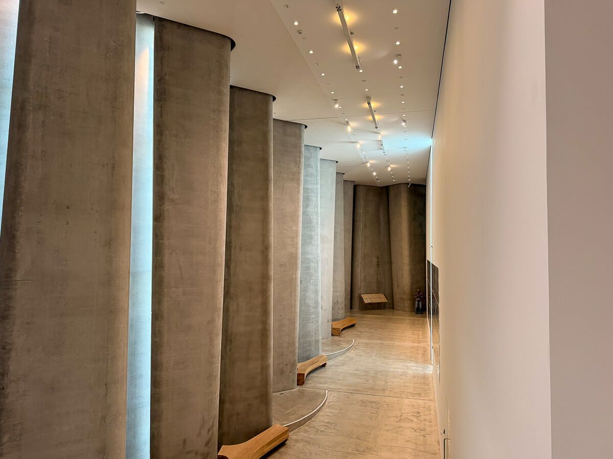 Neuseeland: Reisetipps für Mount Taranaki und New Plymouth 20 Eleganter Verbindungsgang in der Govett-Brewster Art Gallery