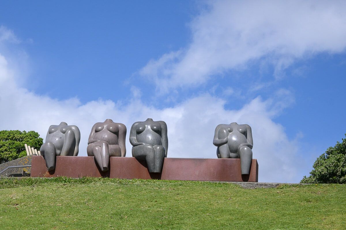 Neuseeland: Reisetipps für Mount Taranaki und New Plymouth 13 Die Skulptur "Mothers and Daughters" am Coastal Walkway zeigt vier nackte Frauen auf einer Bank.