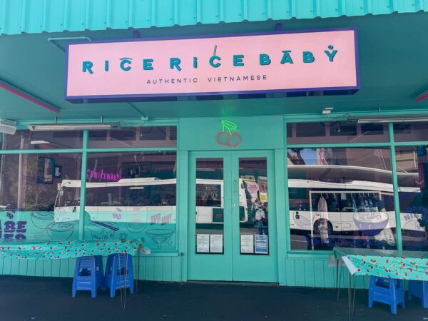 Neuseeland: Reisetipps für Mount Taranaki und New Plymouth 23 Fassade eines vietnamesischen Restaurants in Türkis und Rosa