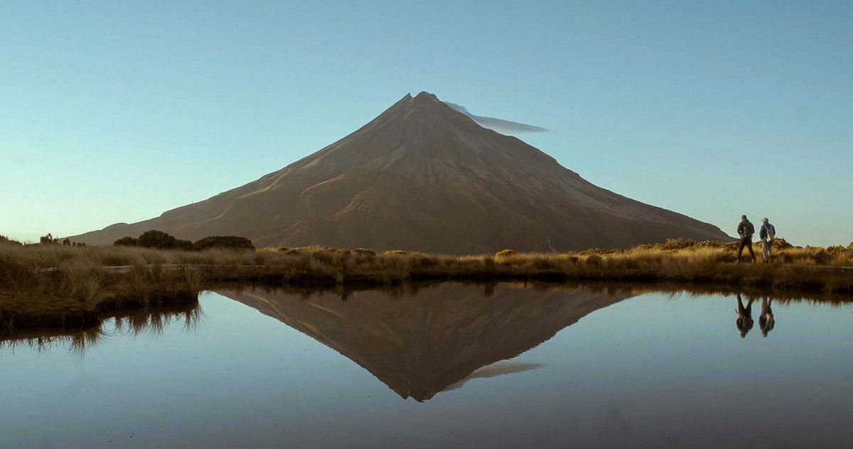 Neuseeland: Reisetipps für Mount Taranaki und New Plymouth 30 Taranaki spiegelt sich in einem Bergsee