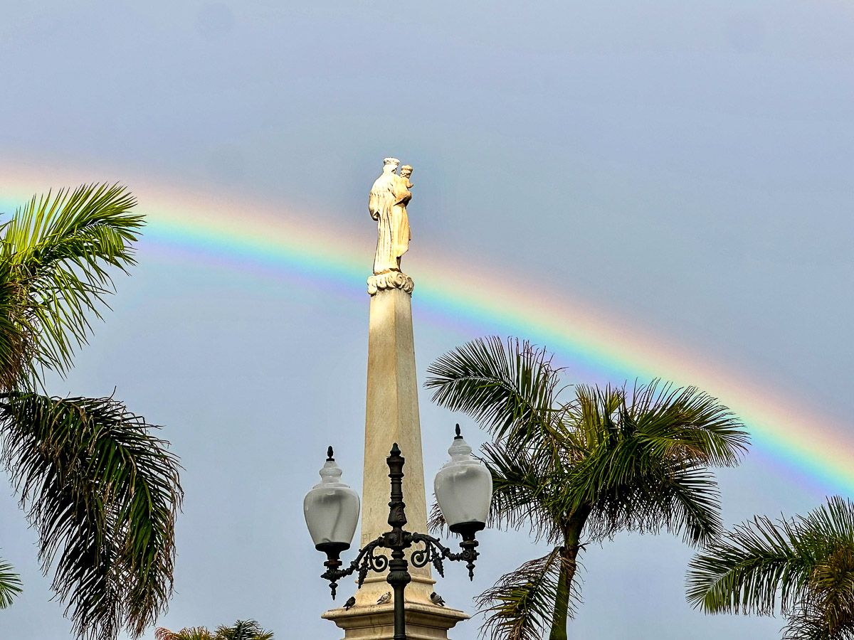 Meine Top 11 Sehenswürdigkeiten in Santa Cruz Teneriffa 19 Regenbogen über dem Denkmal an der Plaza España
