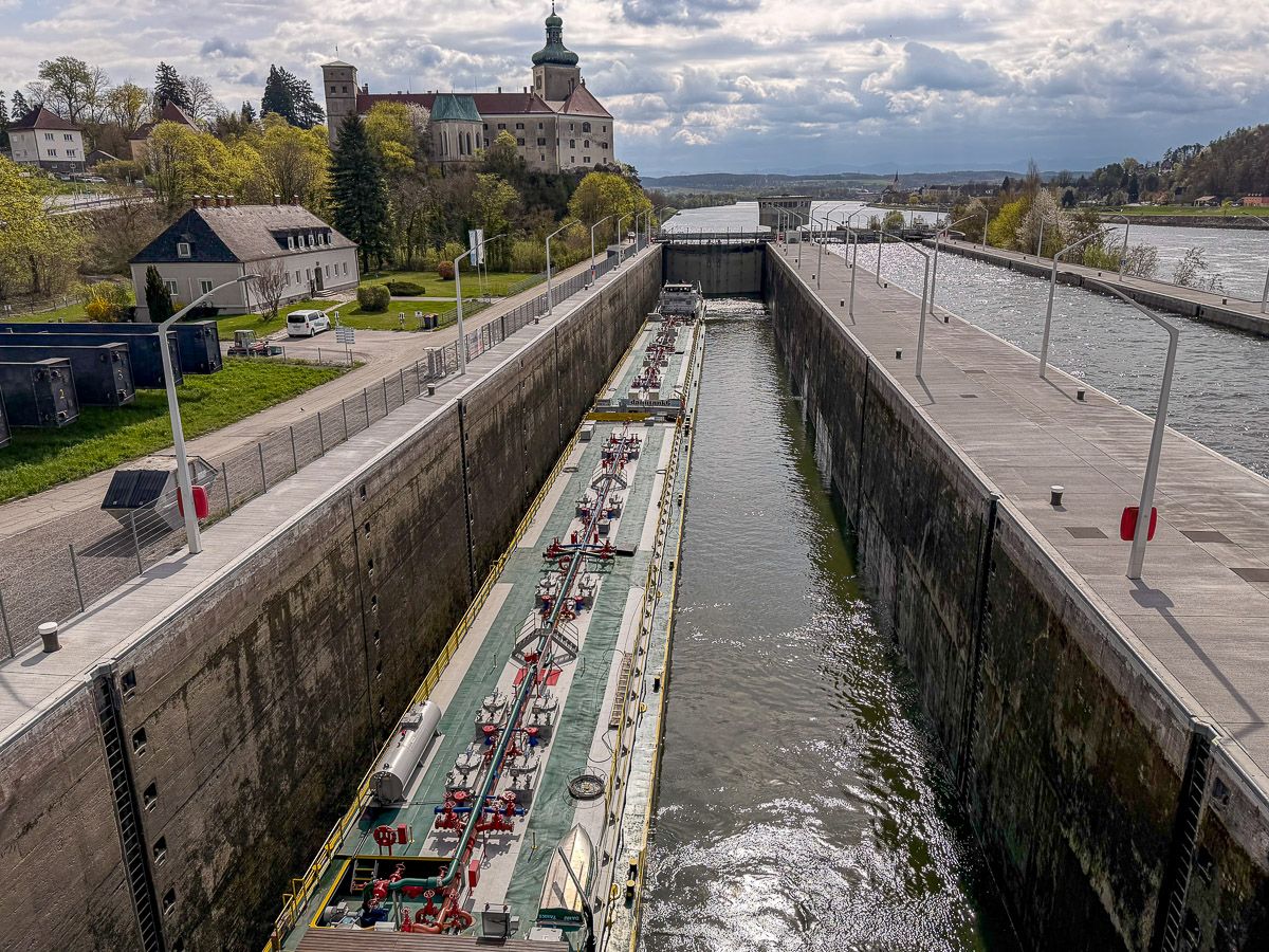 Schleuse am Kraftwerk, durch die ein Tanker geschleust wird