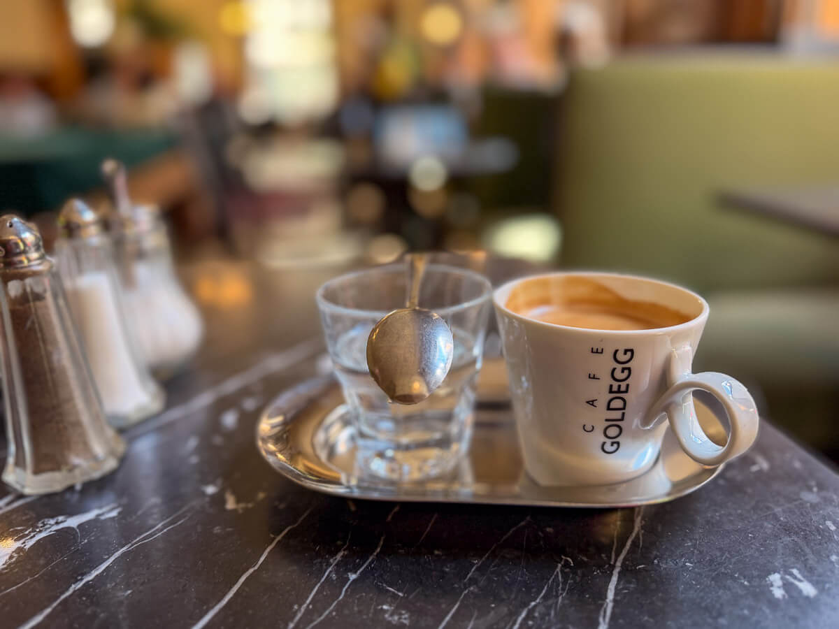 Die besten Kaffeehäuser in Wien: Kaffeetasse und Glas Wasser auf einem Silbertablett