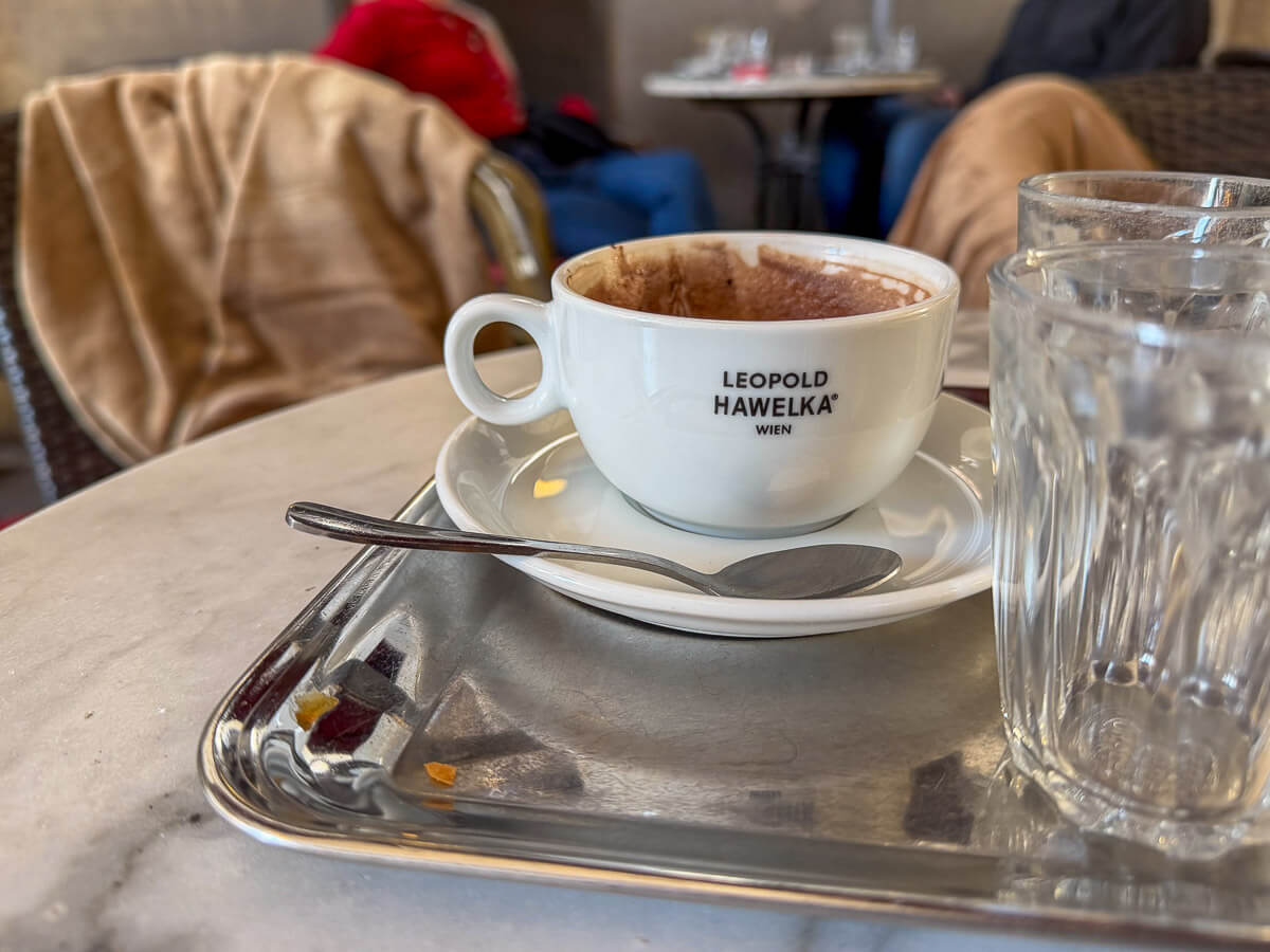 Kaffeetasse mit der Aufschrift Leopold Hawelka Wien