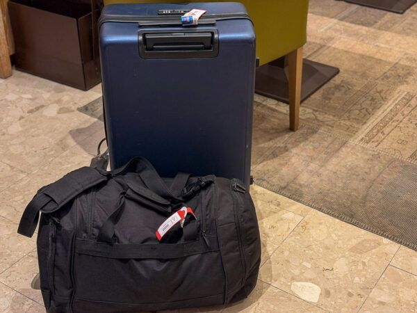 Zwei Gepäckstücke stehen zum Transport bereit