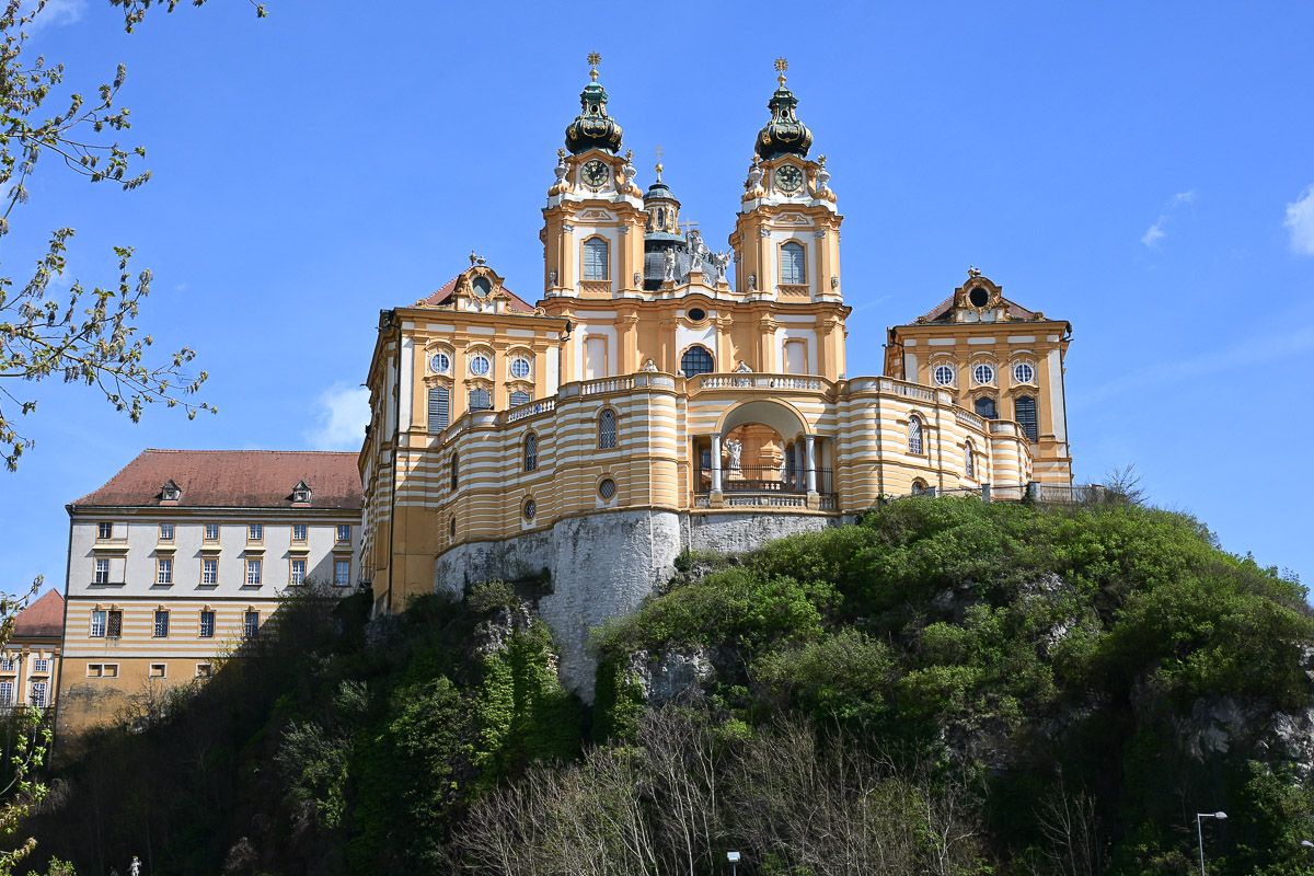 Stift Melk auf einer Anhöhe