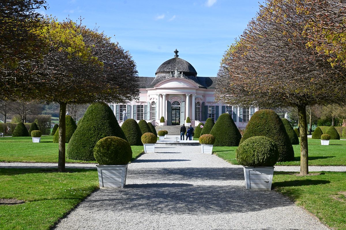 Barockgebäude in Rosa in einem Park