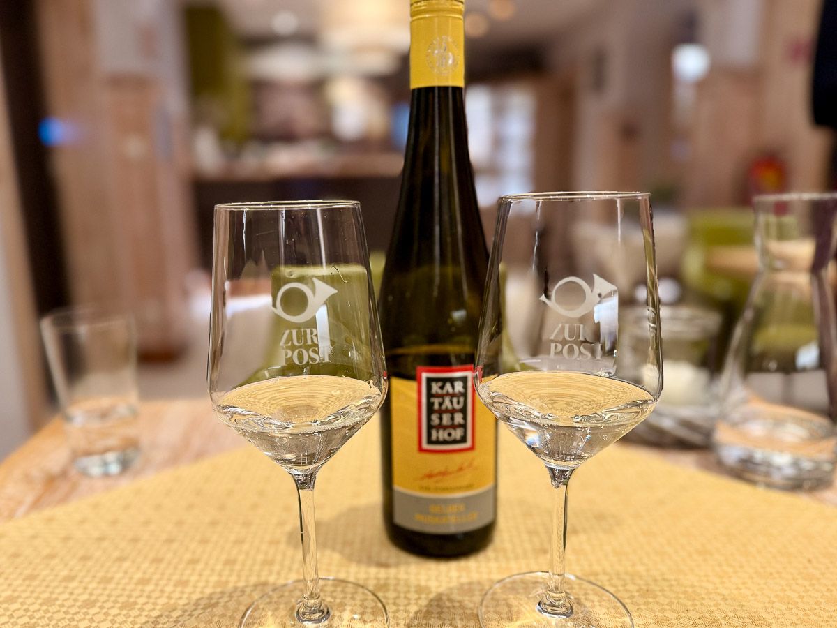 Zwei Weingläser und Weinflasche dahinter