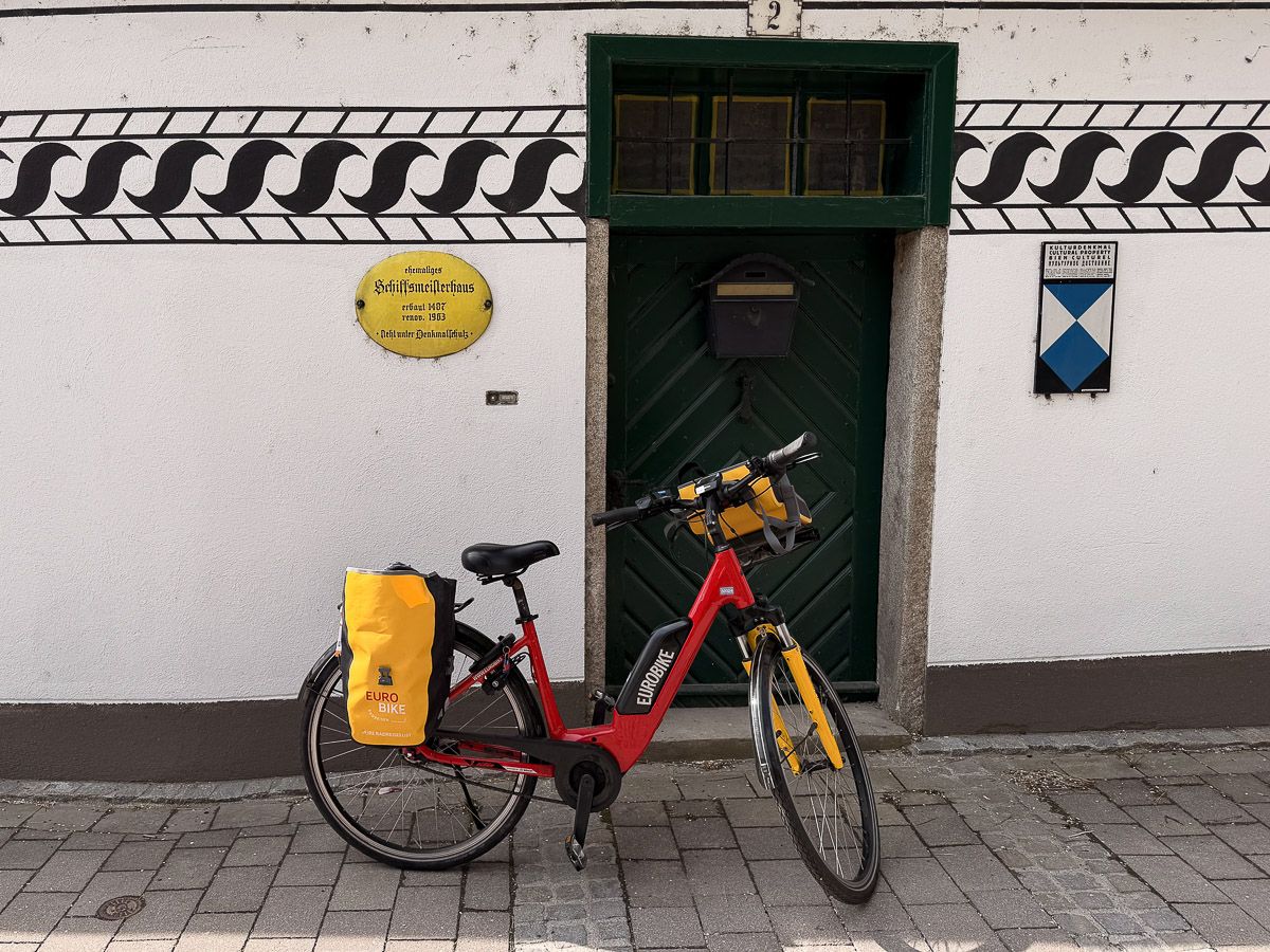 Leihfahrrad von EuroBike vor einem historischen Schifferhaus