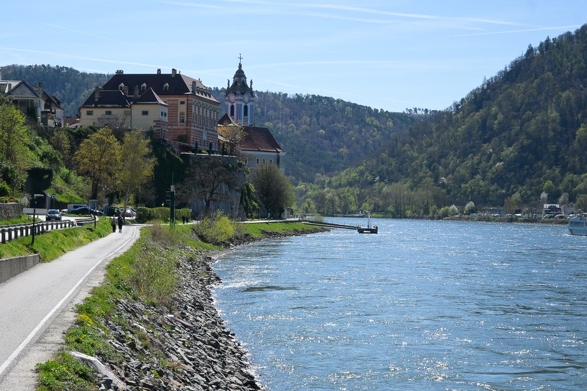 Donaufer mit Blick auf Dürnstein