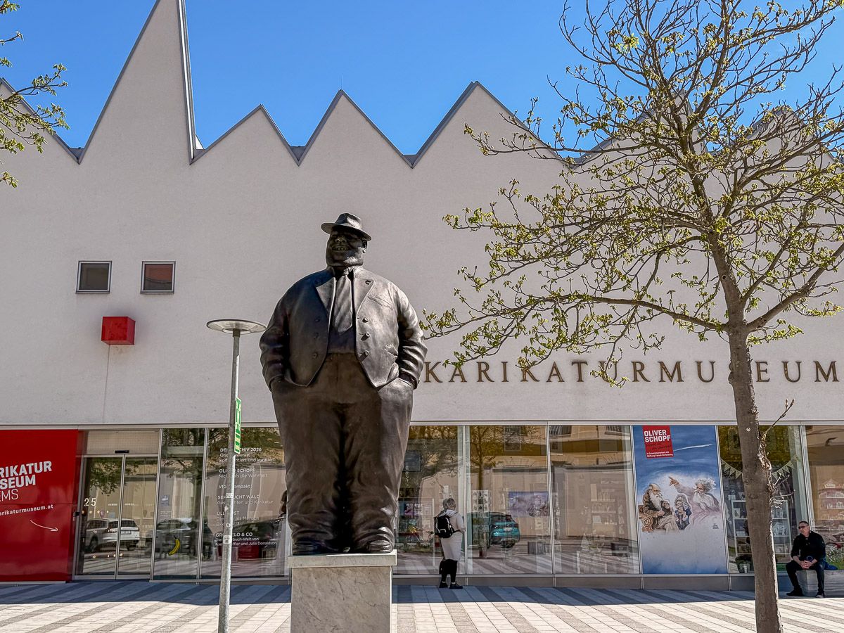Skulptur eines Mannes vor dem Karikaturmuseum in Krems