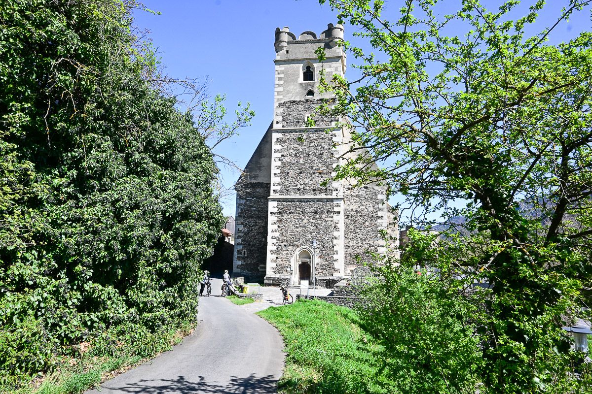 gotische Wehrkirche am Donauradweg