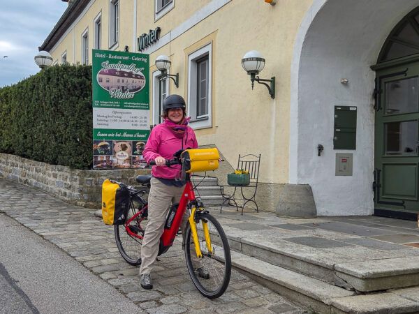 Donauradweg – durch die Wachau nach Wien: Start mit dem Fahrrad vor dem Hotel in Grein