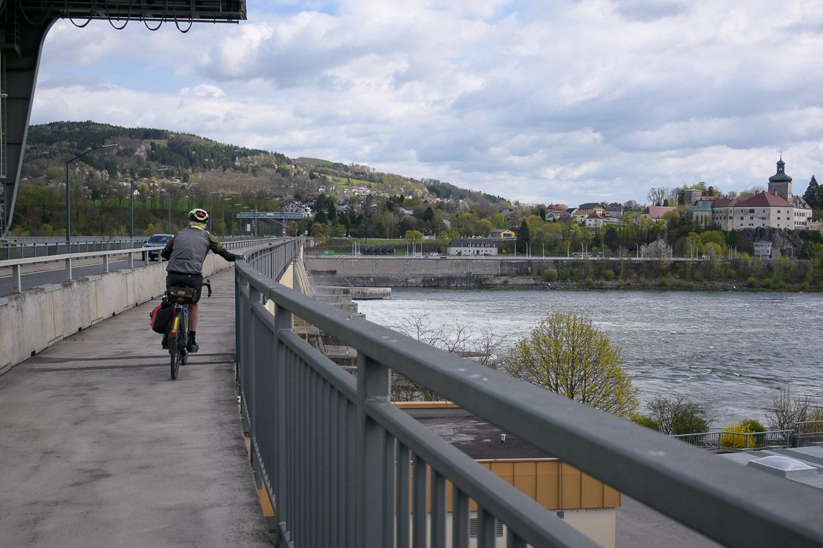 Die Brücke über die Donau führt über das Kraftwerk