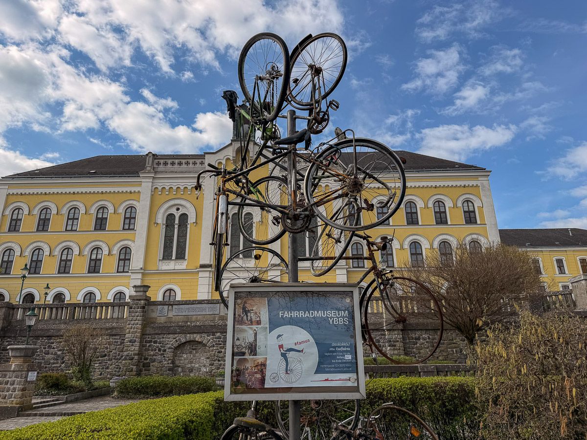 Spital in Ybbs mit einem Turm aus Fahrrädern davor