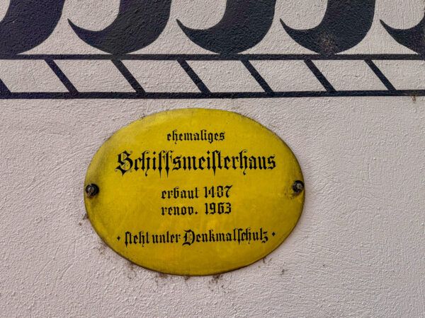Schild weist auf das Schiffsmeisterhaus hin, in ab 1407 jahrhundertelang der Schiffsmeister wohnte