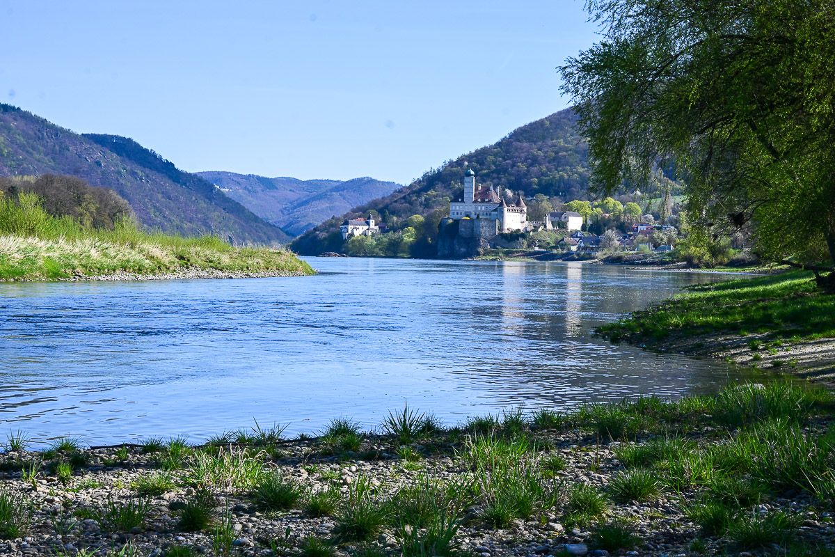 Schloss auf Felsen an der Donau