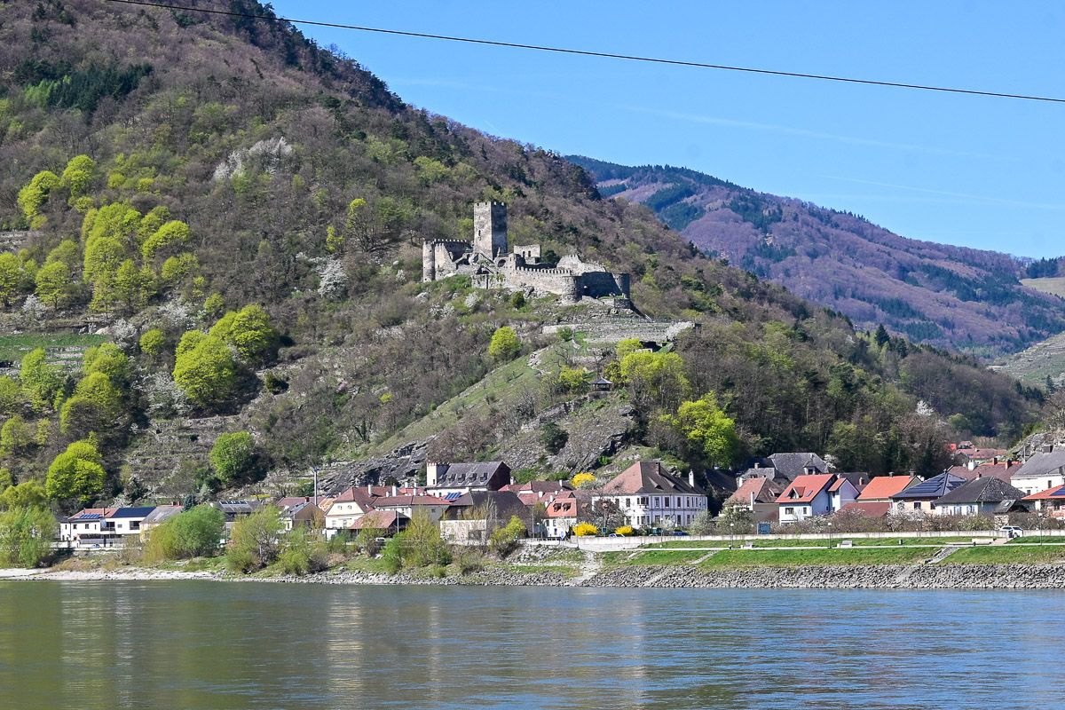 Burgruine hoch über der Donau