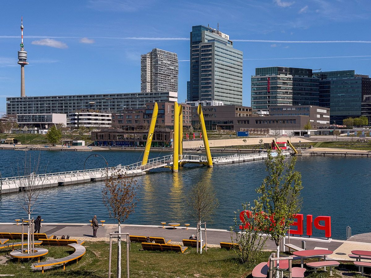 Donaustadt mit futuristischen Badeanlagen