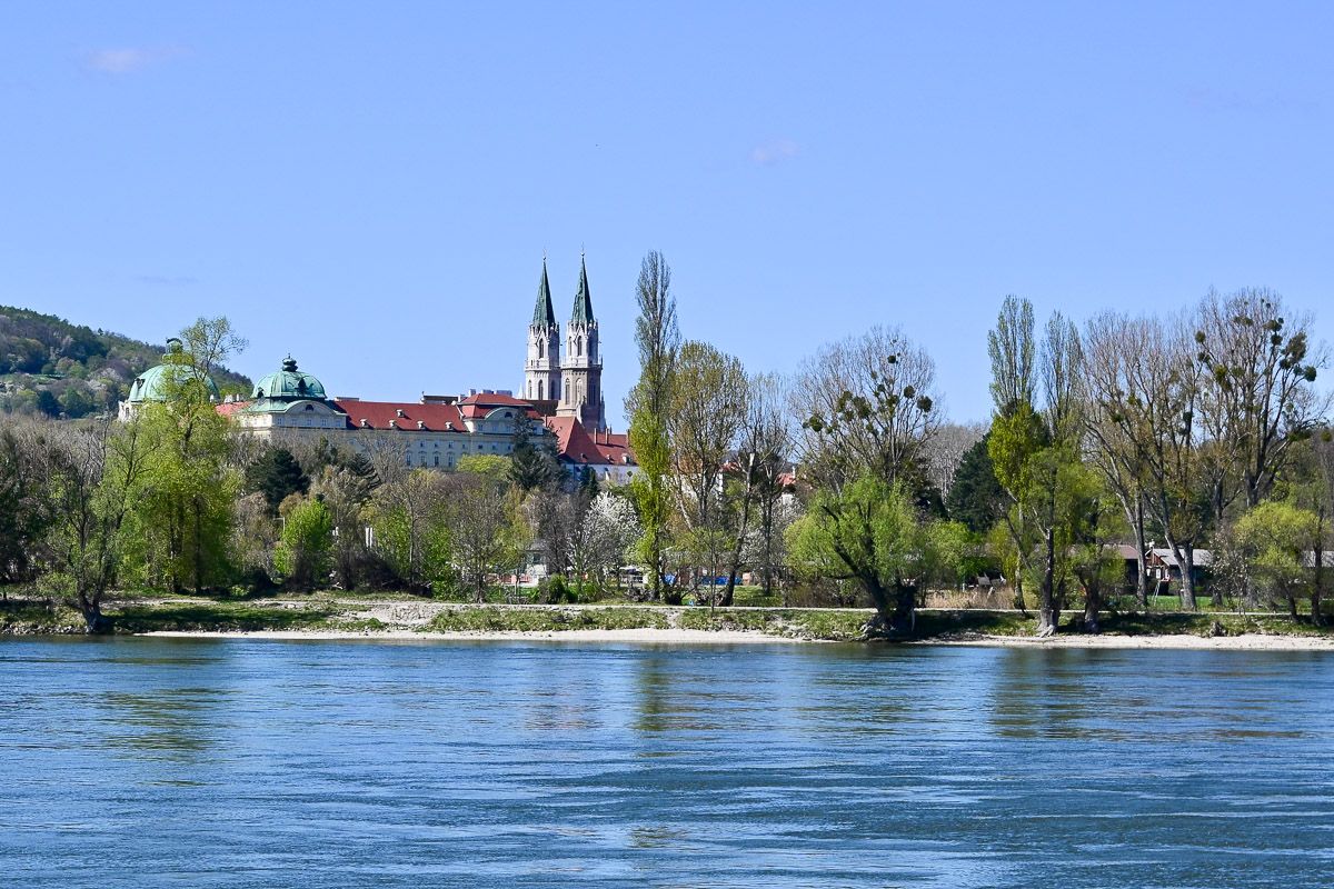 Blick auf Stift Klosterneuburg am gegenüberliegenden Donauufer