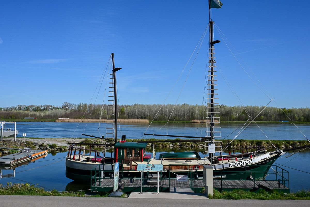 Segelboot "Regentag" ankert an der Donau