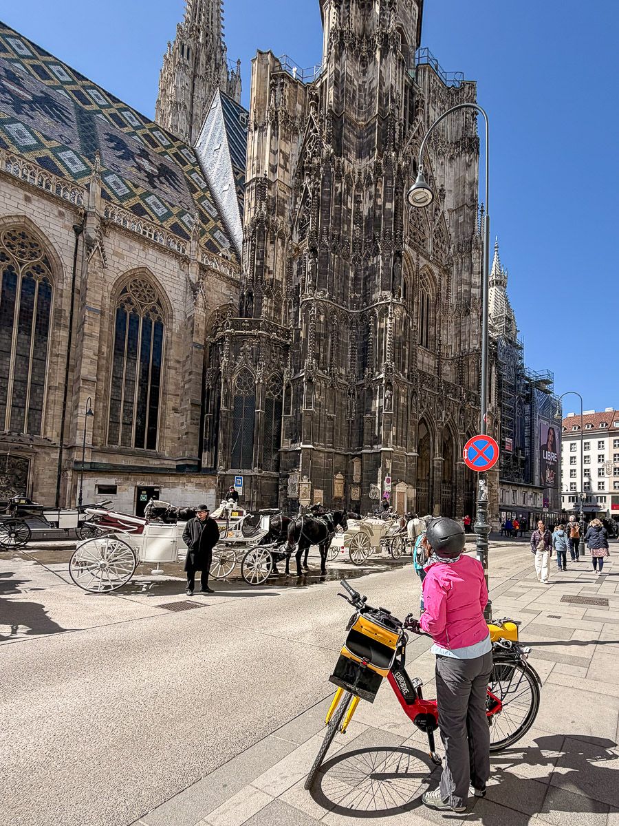Radlerin vor dem Stephansdom in Wien